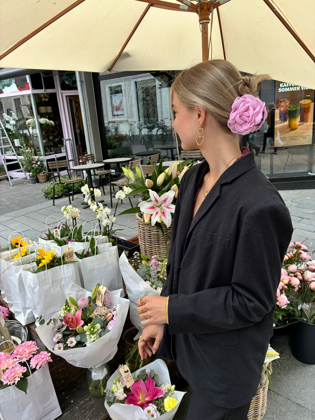 Læg en Blomster Hårklemme med til 0 kr. ved køb af 350 kr.