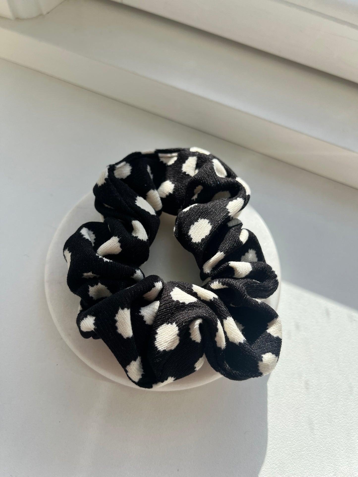 Scrunchie (hvid og sort)