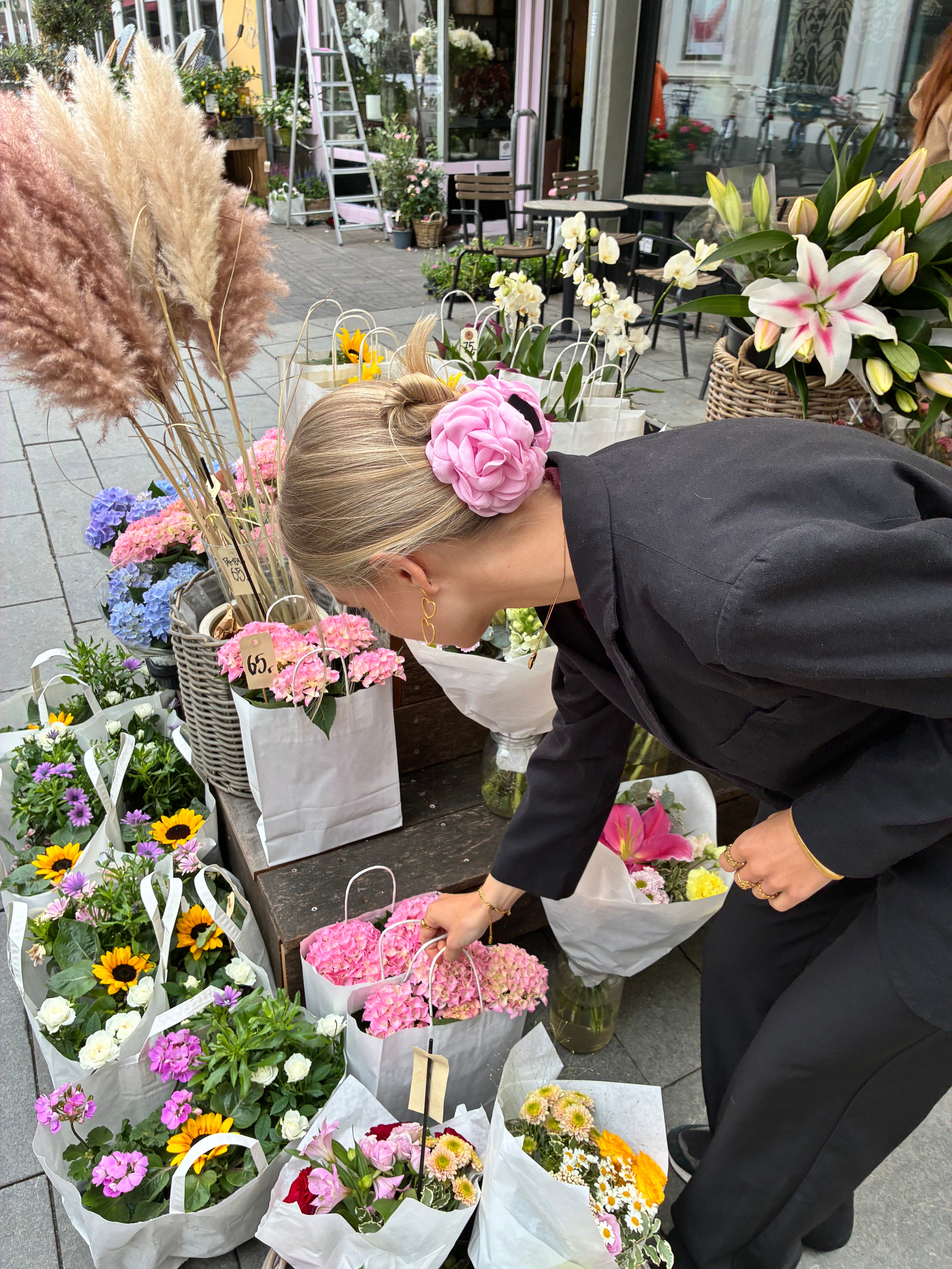 Læg en Blomster Hårklemme med til 0 kr. ved køb af 350 kr.