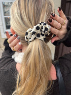 Scrunchie (hvid og sort)