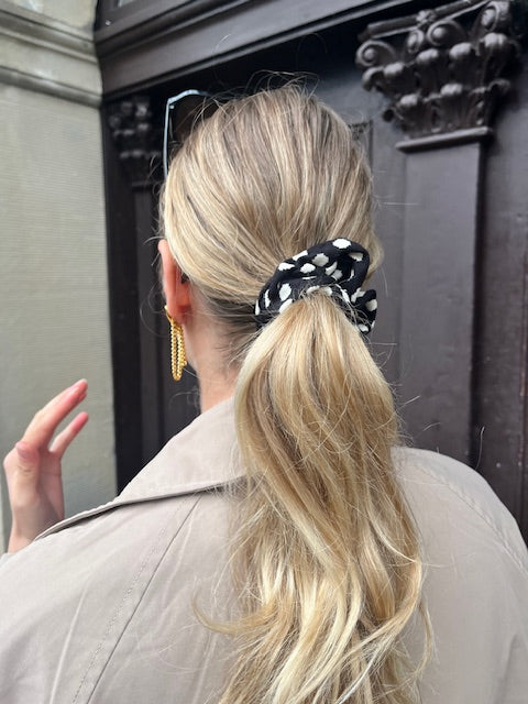 Scrunchie (hvid og sort)